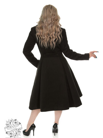 Hľadáte originálny a nezvyčajný darček? Obdarovaného zaručene prekvapí Čierny dámsky retro kabát s gombíkmi